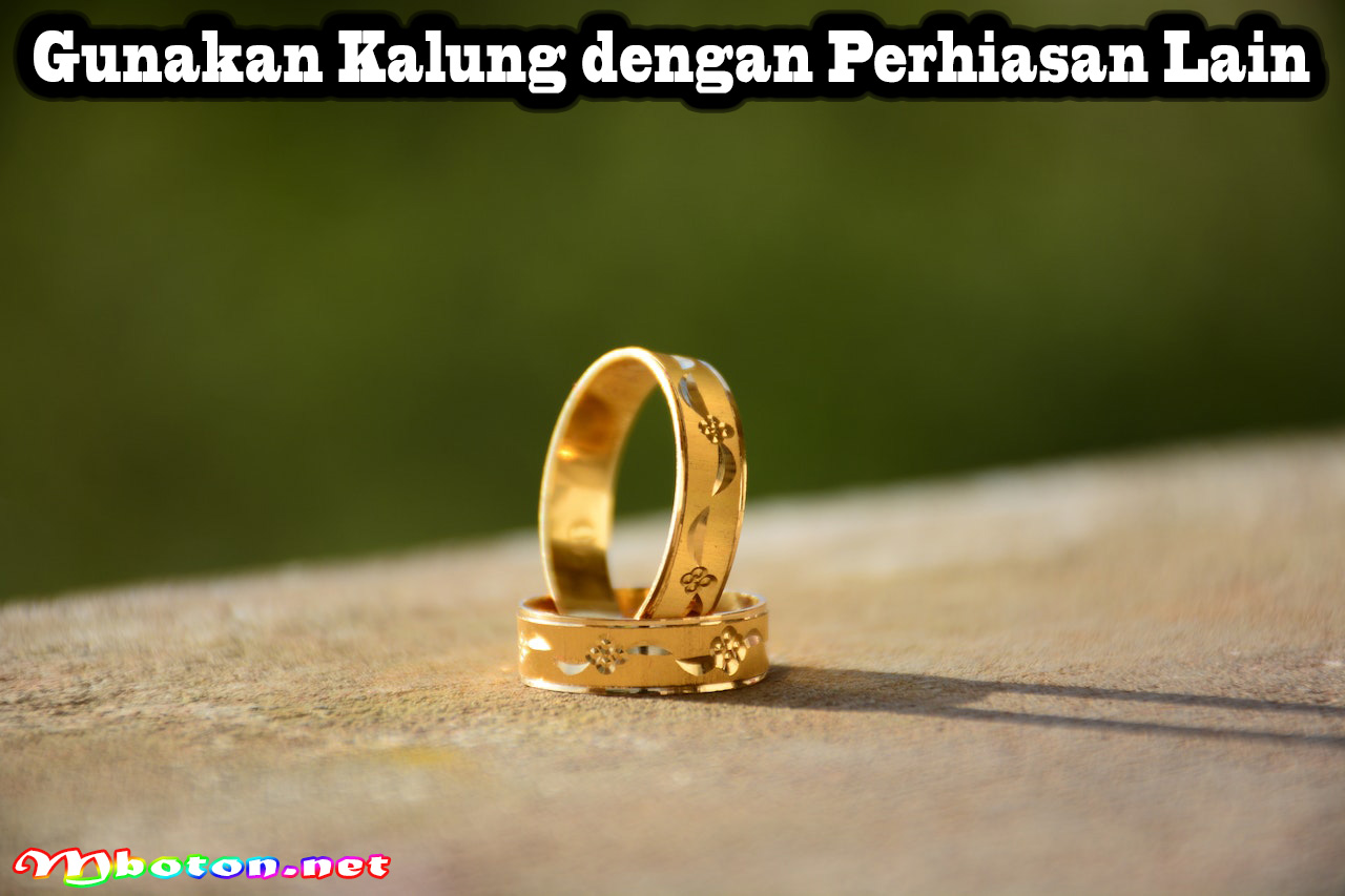 Gunakan Kalung dengan Perhiasan Lain